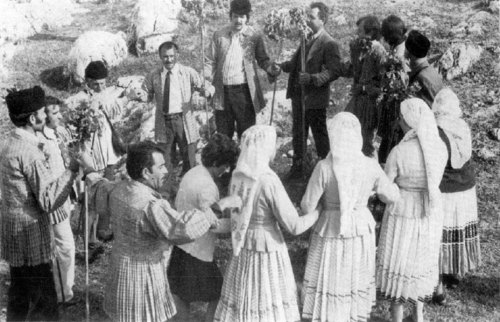 Εικ. 26: Κύκλιος χορός, στην Νεστάνη (κατά: Krystalli-Votsi 1980 εικ. 5).